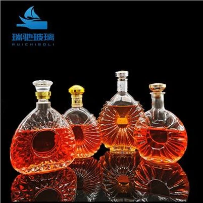 Bouteilles de vin transparentes avec bouchons