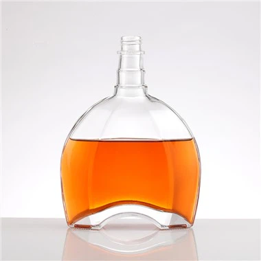 Bouteille de whisky en verre avec bouchon