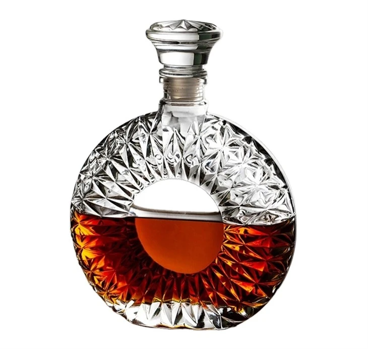 Bouteilles rondes en verre de whisky