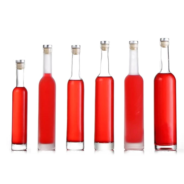 Bouteilles en verre de vodka avec liège