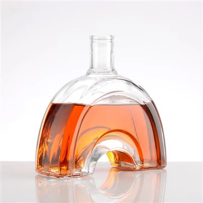 Bouteille en verre de brandy d'alcool voûtée