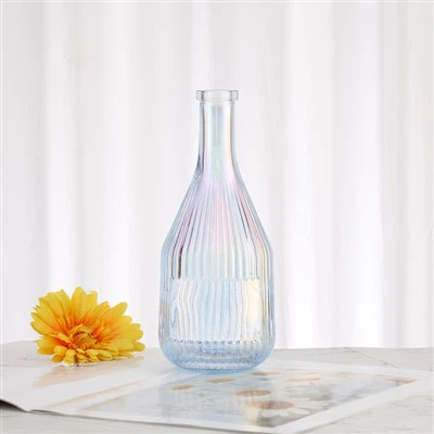 Bouteille en verre bleu clair à rayures avec couvercle en métal torsadé