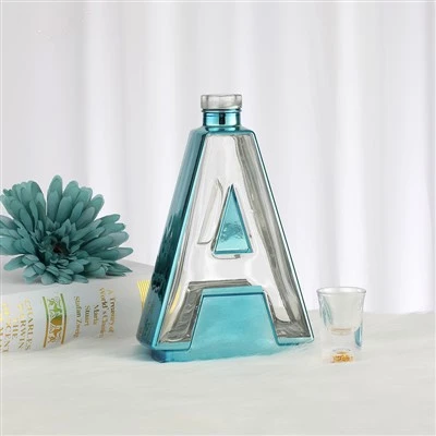 Bouteille en verre de couleur bleue en forme de A