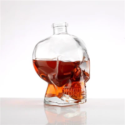 Bouteille en verre transparent avec tête de mort et bouchon noir